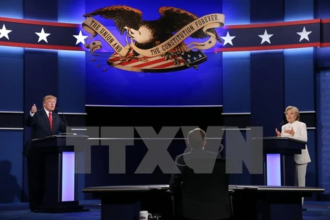 Ứng viên Tổng thống Hillary Clinton (phải) của đảng Dân chủ và Donald Trump của đảng Cộng hòa (trái) tại cuộc tranh luận trực tiếp thứ ba. (Nguồn: AFP/TTXVN)
