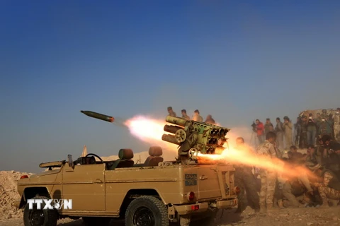 Lực lượng Peshmerga bắn tên lửa từ làng Sheikh Ali gần thị trấn Bashiqa, cách Mosul 25km về phía đông bắc nhằm vào các mục tiêu của IS, ngày 20/10. (Nguồn: AFP/TTXVN)