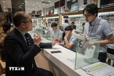 Khách hàng gửi trả điện thoại Samsung Note 7 tại cửa hàng của Samsung ở thủ đô Seoul, Hàn Quốc ngày 12/10. (Nguồn: AFP/TTXVN)