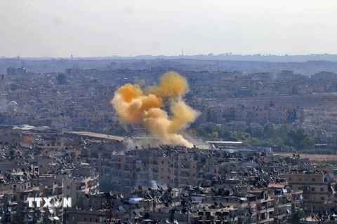 Khói bốc lên sau một vụ nã pháo của lực lượng đối lập tại thành phố Aleppo, Syria ngày 20/10. (Nguồn: AFP/TTXVN)