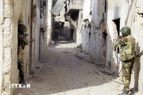 Binh sỹ Syria trong chiến dịch truy quét phiến quân tại Jobar, phía đông thủ đô Damascus, Syria ngày 21/10. (Nguồn: THX/TTXVN)