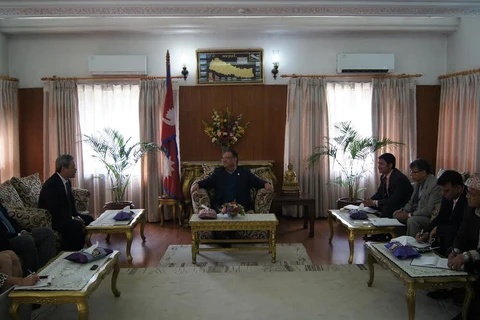 Thủ tướng Nepal Pushpa Kumal Dahal​ tiếp thân mật Đại sứ Tôn Sinh Thành. (Ảnh: Huy Bình/Vietnam+)