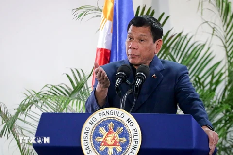 Tổng thống Philippines Rodrigo Duterte về tới sân bay quốc tế Davao sau khi kết thúc chuyến thăm cấp nhà nước Trung Quốc, ngày 22/10. (Nguồn: AFP/TTXVN)