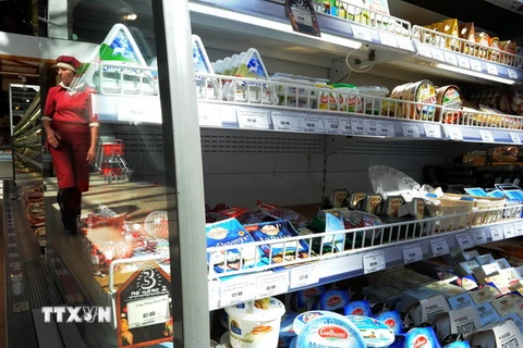 Hàng hóa bày bán tại một siêu thị ở Saint Petersburg (Nga) ngày 7/8/2014. (Nguồn: AFP/TTXVN)