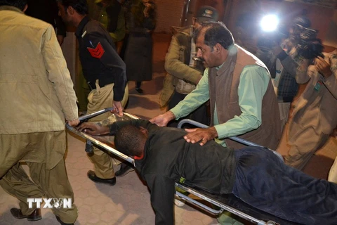 Chuyển người bị thương trong vụ tấn công của các tay súng vào Trường Cao đẳng cảnh sát Balochistan tới bệnh viện ở Quetta ngày 24/10. (Nguồn: EPA/ TTXVN)