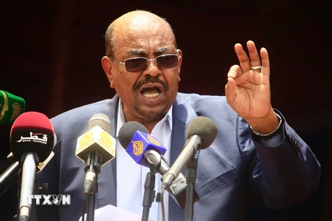 Tổng thống Sudan Omar al-Bashir phát biểu tại lễ tuyên bố chấm dứt 13 năm xung đột ở Darfur ngày 7/9. (Nguồn: AFP/TTXVN)