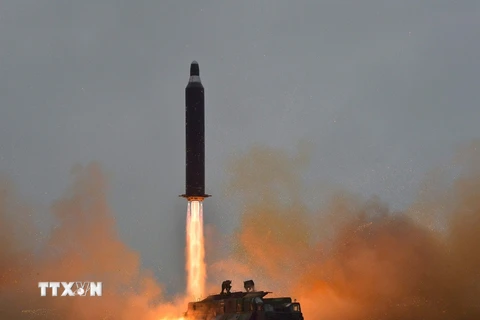 Tên lửa đạn đạo tầm trung Musudan, còn được gọi là tên lửa Hwasong-10, được phóng từ một địa điểm bí mật ở Triều Tiên. (Nguồn: EPA/TTXVN)