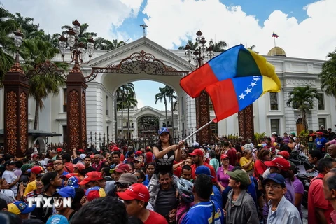 Những người ủng hộ Tổng thống Venezuela Nicolas Maduro tuần hành bên ngoài tòa nhà Quốc hội vào thời điểm các nghị sỹ của phe đối lập đang tiến hành phiên họp tại Caracas ngày 23/10. (Nguồn: AFP/TTXVN)