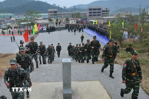 Lực lượng biên phòng Việt Nam và Trung Quốc tiến hành tuần tra chung biên giới đoạn từ Cột mốc 1223 đến Cột mốc 1222. (Ảnh: Trọng Đức/TTXVN)