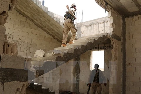 Binh sỹ Syria làm nhiệm vụ tại khu vực ngoại ô Manbij, Aleppo ngày 15/6. (Nguồn: AFP/TTXVN)