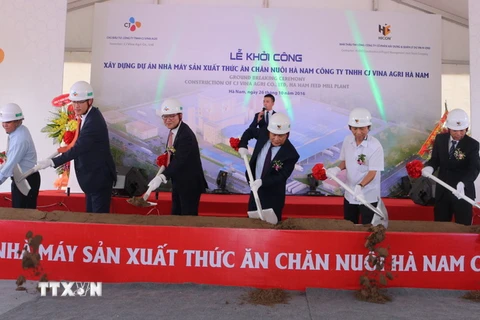 Lễ khởi công nhà máy sản xuất thức ăn chăn nuôi. (Ảnh: Nguyễn Thị Chinh/TTXVN)