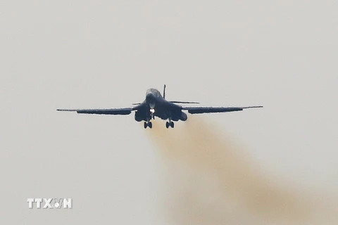 Máy bay ném bom chiến lược siêu thanh B-1B Lancer bay trên bầu trời gần Căn cứ Không quân Osan ở Pyeongtaek, phía nam Seoul ngày 21/9. (Nguồn: Yonhap/TTXVN)