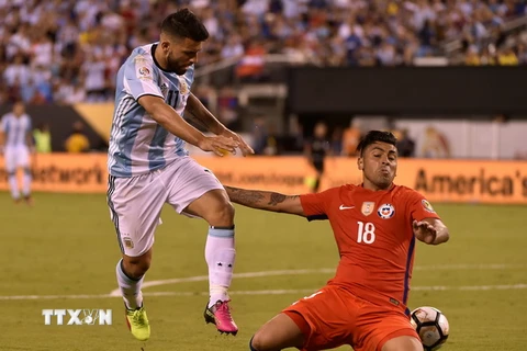 Tiền đạo Argentina Sergio Aguero (trái) trong trận đấu với Chile tại chung kết Copa America 2016. (Nguồn: AFP/TTXVN)