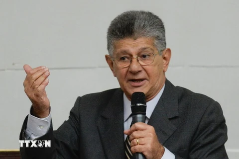 Chủ tịch Quốc hội Venezuela Henry Ramos Allup tại phiên họp Quốc hội ở Caracas ngày 23/10. (Nguồn: AFP/TTXVN)