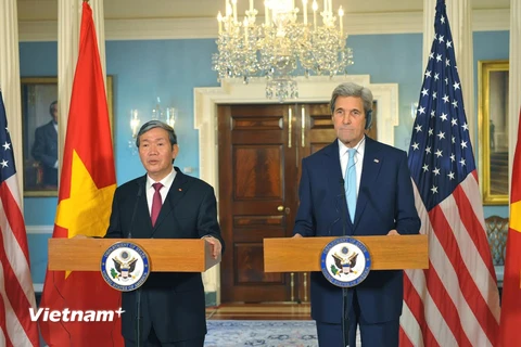 Thường trực Ban Bí thư Đinh Thế Huynh và Ngoại trưởng Hoa Kỳ John Kerry tại buổi họp báo chung sau cuộc hội đàm. (Ảnh: Thanh Tuấn/Vietnam+)