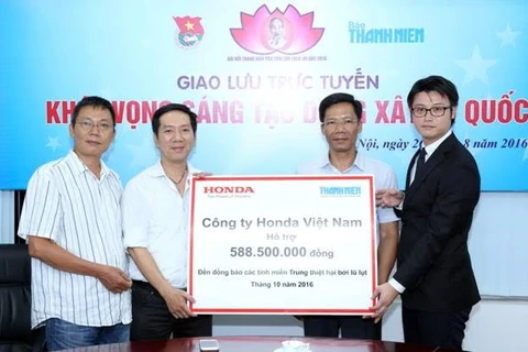 Honda trao số tiền hỗ trợ thông qua báo Thanh Niên. (Ảnh: Văn Xuyên/Vietnam+)
