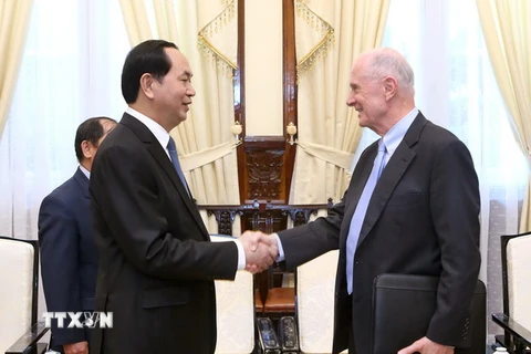 Chủ tịch nước Trần Đại Quang tiếp Giáo sư John Savage là Giáo sư về khoa học máy tính tại Đại học Brown, Hoa Kỳ đang trong chuyến thăm và làm việc tại Việt Nam. (Ảnh: Nhan Sáng/TTXVN)
