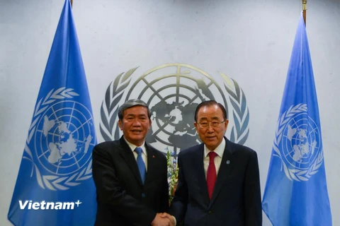 Ủy viên Bộ Chính trị, Thường trực Ban Bí thư Đinh Thế Huynh gặp Tổng Thư ký LHQ Ban Ki-moon. (Ảnh: Hoài Thanh/Vietnam+)