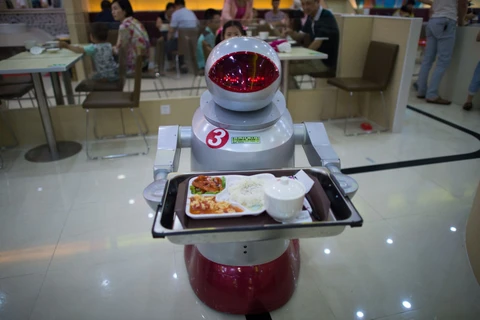 Nhà hàng It's More Teatime Than Terminator tại Côn Sơn, Trung Quốc có hàng chục robot bé nhỏ dễ thương có thể nấu nướng và phục vụ. (Nguồn: Sputnik)