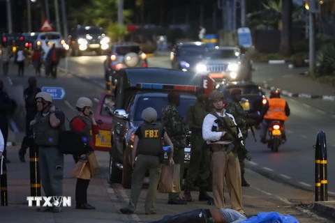 Cảnh sát điều tra tại hiện trường vụ tấn công bên ngoài Đại sứ quán Mỹ ở Nairobi ngày 27/10. (Nguồn: EPA/TTXVN)