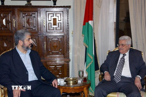 Tổng thống Palestine Mahmud Abbas (phải) trong cuộc gặp thủ lĩnh cấp cao Phong trào Hamas Khaled Meshaal (thứ ba, trái) tại Cairo (Ai Cập) ngày 27/4/2007. (Nguồn: AFP/ TTXVN)