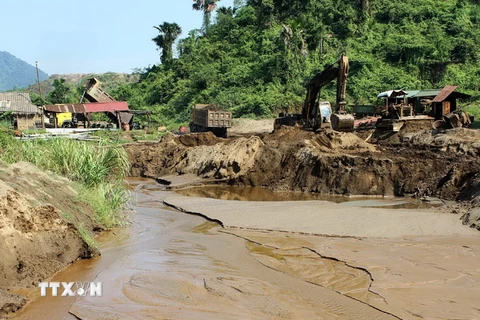 Hàng ngàn mét khối đất bùn được tích tụ trong khu vực mỏ của Công ty cổ phần Khoáng sản và Cơ khí - Mỏ mangan MIMECO Phúc Sơn gây ô nhiễm nghiêm trọng. (Ảnh: Văn Tý/TTXVN)