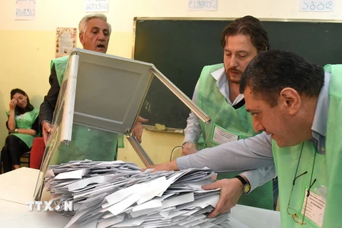 Nhân viên cơ quan bầu cử kiểm phiếu sau cuộc bầu cử ở Tbilisi, Gruzia ngày 9/10. (Nguồn: AFP/TTXVN)
