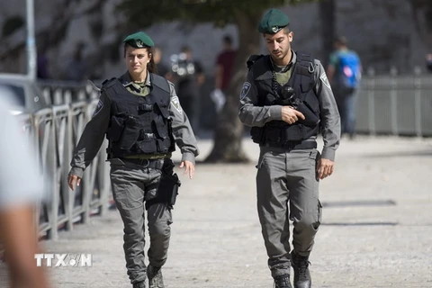 Cảnh sát Israel gác tại lối vào khu thành cổ Jerusalem ngày 11/10. (Nguồn: EPA/TTXVN)