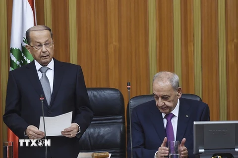 Tổng thống Liban mới được bầu Michel Aoun (trái) tuyên thệ nhậm chức tại Beirut ngày 31/10. (Nguồn: AP/TTXVN)