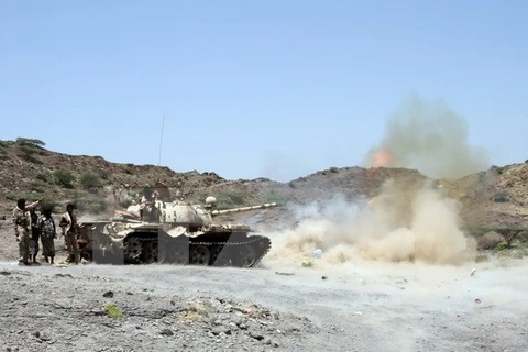 Lực lượng ủng hộ Chính phủ Yemen trong cuộc giao tranh với lực lượng Houthi tại Sharija, khu vực giáp ranh giữa tỉnh Taez và Lahj. (Nguồn: AFP/TTXVN)
