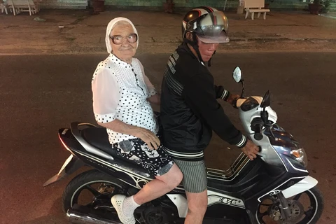 Cụ bà Lena với lần trải nghiệm đi xe máy. (Nguồn: Sputnik)