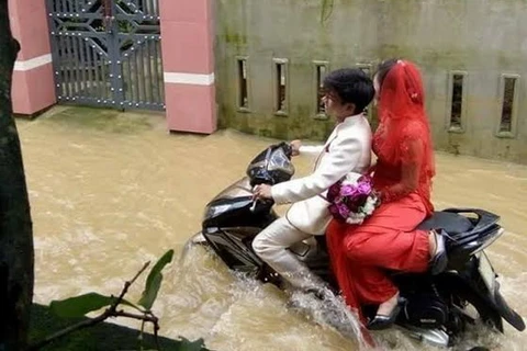 Đám cưới trong mưa lũ tại Quảng Bình. (Nguồn: Vietnam+)