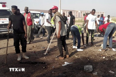Người dân dọn dẹp hiện trường sau vụ tấn công ở Maiduguri ngày 29/10. (Nguồn: AP/TTXVN)