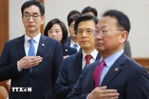 Thủ tướng Hàn Quốc đương nhiệm Hwang Kyo-ahn (thứ 2, từ phải sang) và các Bộ trưởng trước phiên họp nội các tại Seoul ngày 1/11. (Nguồn: EPA/TTXVN)