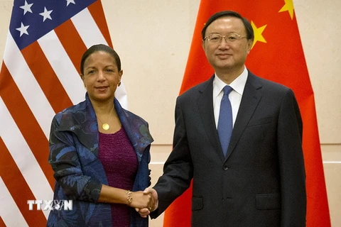 Ngày 25/7, tại thủ đô Bắc Kinh, Ủy viên Quốc vụ Trung Quốc Dương Khiết Trì (phải) có cuộc gặp với Cố vấn An ninh quốc gia Mỹ Susan Rice đang trong chuyến thăm Trung Quốc. (Nguồn: EPA/TTXVN)