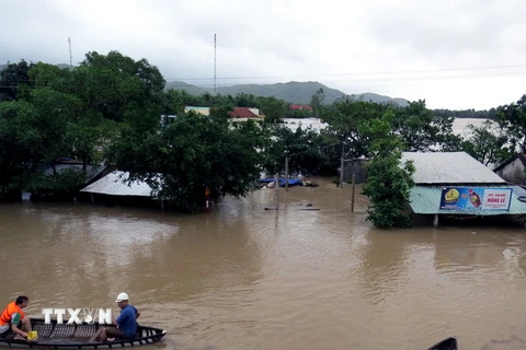 Hàng trăm nhà dân, trường học ở xã An Định (huyện Tuy An, Phú Yên) bị ngập trong nước. (Ảnh: Thế Lập/TTXVN)