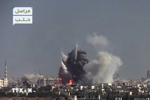 Khói bốc lên sau một vụ đánh bom liều chết nhằm vào vị trí quân đội Chính phủ ở phía Tây Aleppo, Syria ngày 3/11. (Nguồn: AP/TTXVN)