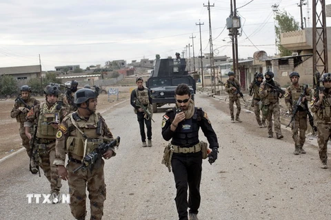 Binh sỹ Iraq trong chiến dịch truy quét IS tại khu vực Gogjali, Mosul ngày 2/11. (Nguồn: AP/TTXVN)