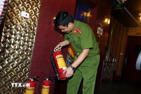 Cảnh sát phòng cháy, chữa cháy kiểm tra điều kiện phòng cháy, chữa cháy bên trong phòng hát của quán Karaoke ARST trên phố Triệu Việt Vương, quận Hai Bà Trưng (ảnh chụp ngày 5/11). (Ảnh: Danh Lam/TTXVN)