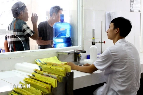 Cán bộ y tế tư vấn, giám sát bệnh nhân ma túy cai nghiện bằng Methadone tại cơ sở điều trị Methadone quận Long Biên (Hà Nội). (Ảnh: Dương Ngọc/TTXVN)