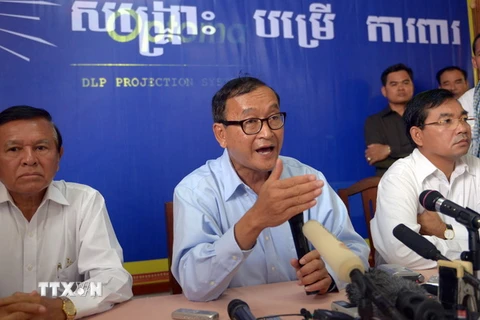 Ông Sam Rainsy (giữa) tại cuộc họp báo ở Phnom Penh ngày 26/8. (Nguồn: AFP/TTXVN)
