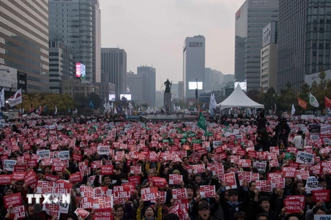 Người biểu tình kêu gọi Tổng thống từ chức tập trung tại quảng trường Gwanghwamun, trung tâm South ngày 5/11. (Nguồn: AFP/TTXVN)