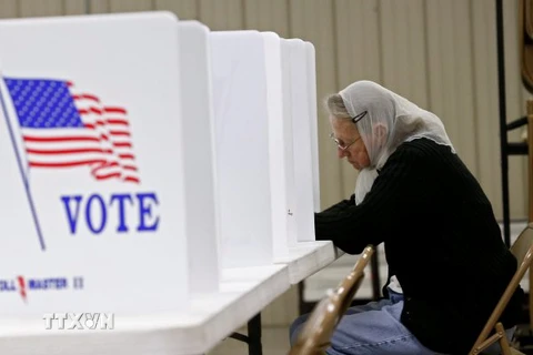 Cử tri bỏ phiếu tại điểm bầu cử Tổng thống Mỹ ở Cottonwood Falls, bang Kansas, ngày 8/11. (Nguồn: EPA/TTXVN)