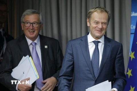 Chủ tịch EC Donald Tusk (phải) và Chủ tịch Ủy ban châu Âu Jean-Claude Juncker tại một hội nghị thượng đỉnh EU ở Brussels, Bỉ ngày 21/10. (Nguồn: EPA/TTXVN)