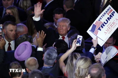 Ông Donal Trump (giữa ) và những người ủng hộ mừng chiến thắng ở New York, ngày 8/11. (Nguồn: EPA/TTXVN)