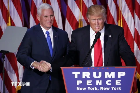 Tổng thống mới đắc cử Donald Trump (phải) phát biểu sau khi giành chiến thắng trong cuộc bầu cử Tổng thống Mỹ tại New York ngày 8/11. (Nguồn: EPA/TTXVN)