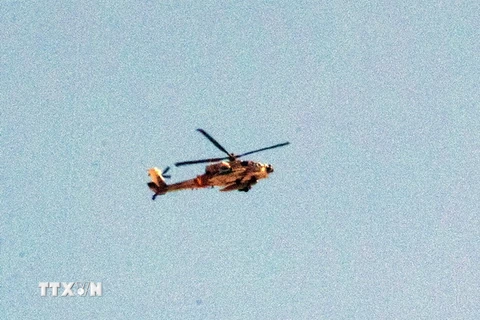 Máy bay trực thăng Apache của Israel bay tại khu vực dải Gaza ngày 5/10. (Nguồn: AFP/TTXVN)