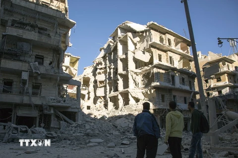Cảnh đổ nát sau các cuộc không kích ở khu vực phía đông thành phố Aleppo ngày 24/9. (Nguồn: AFP/TTXVN)