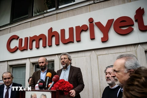 Nhà báo Can Dundar (phải) và Erdem Gul (trái) trả lời báo giới sau khi được trả tự do tại Istanbul, Thổ Nhĩ Kỳ ngày 26/2. (Nguồn: AFP/TTXVN)