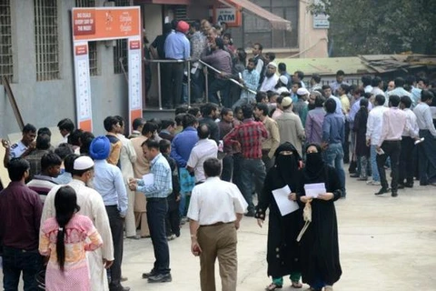 Các cây ATM đông kín người tại Ấn Độ. (Nguồn: thehindu.com)